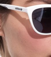 Lunettes de soleil adidas pour femme avec verres gris miroir et branches blanches. Lunettes d'été. Catégorie de filtre 3. EY0433 Blanc.