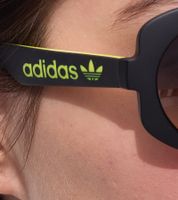 Lunettes de soleil adidas pour femme avec verres miroir et branches noires. Lunettes d'été. Filtre catégorie 2 EW3540 Noir.
