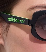 Lunettes de soleil adidas pour femme avec verres miroir et branches noires. Lunettes d'été. Filtre catégorie 2 EW3540 Noir.