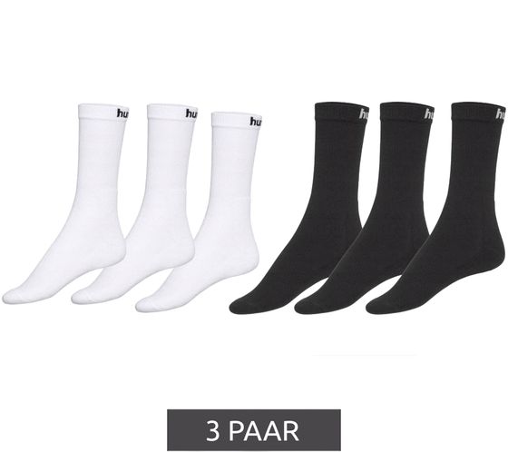 3 pares de calcetines deportivos básicos hummel con letras de la marca. Calcetines de algodón para uso diario. 205603 en blanco o negro.