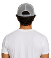 Gorra de camionero Beechfield de algodón con bordado "LEGALIZED" en blanco y negro o "MARY JANE BERLIN" en gris.