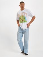 Camisetas blancas con cara sonriente fuera del cuerpo del mercado