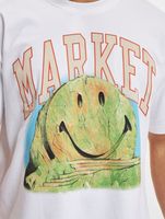 Camisetas blancas con cara sonriente fuera del cuerpo del mercado