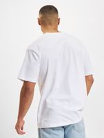 Camisetas blancas con cara sonriente fuera del cuerpo del mercado