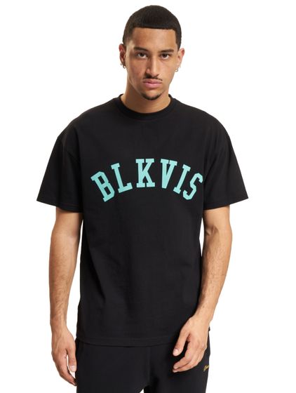 Camiseta negra con el logotipo de BLKVIS