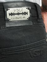 vsct Keanu Slim Fit-Jeans mit Reißverschluss am Beinabschluss, Schwarz, ausgewaschen