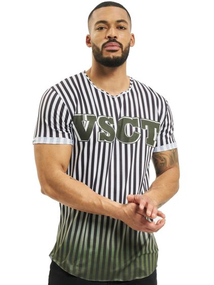 Camiseta blanca con rayas y logotipo de entrenador graduado vsct