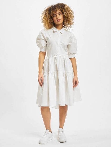 Missguided Extrem übergroßes, gesmoktes Midikleid mit Hemdkragen in Weiß