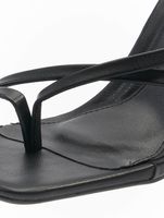 Missguided Sandalen mit gekreuzten Zehenstegen und niedrigem Absatz in Schwarz