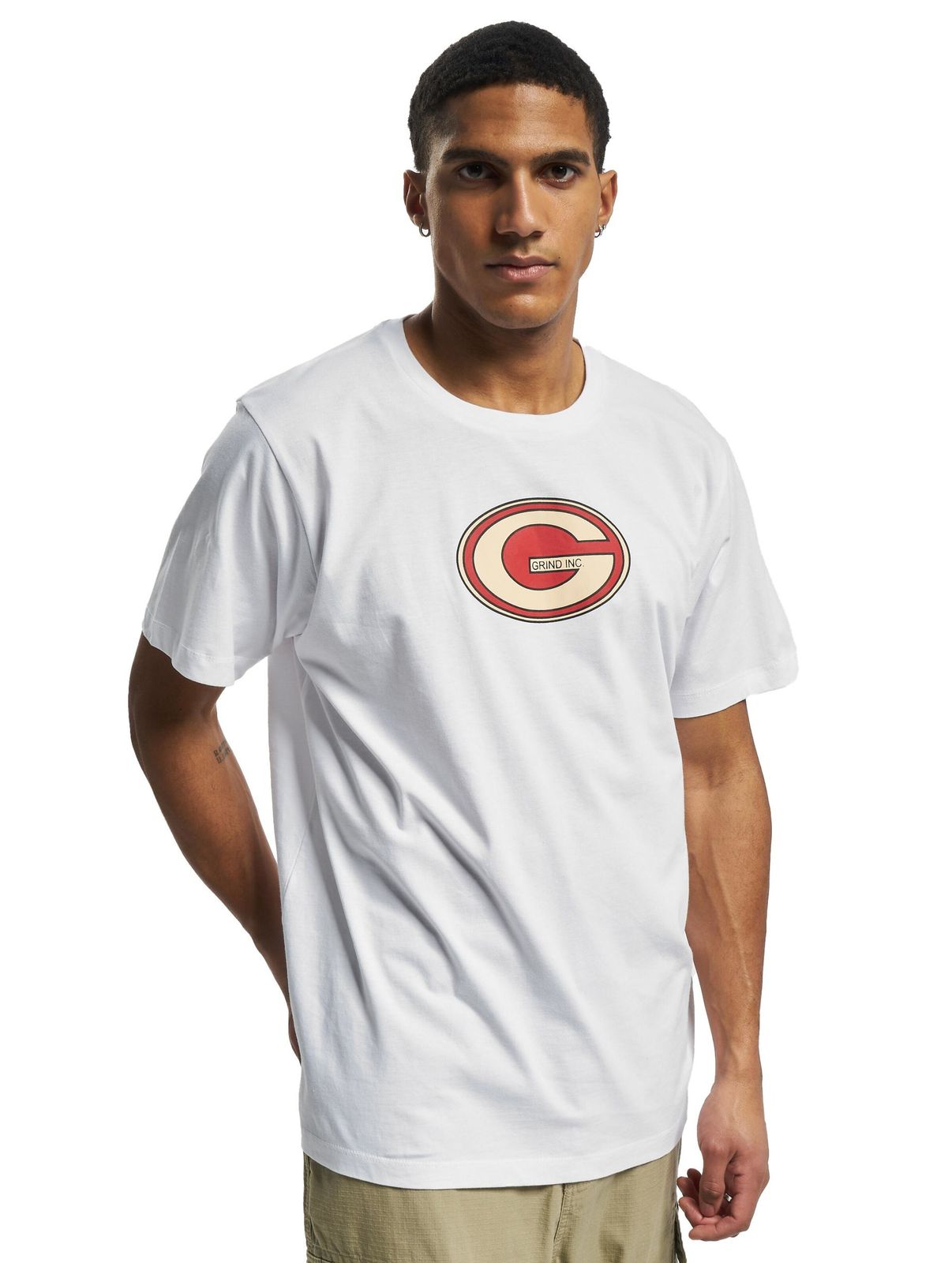 Maglietta bianca con scollo a R e logo sportivo GRIND Inc.