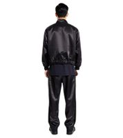 Chaqueta deportiva plisada Han Kjøbenhavn para hombre con textura plisada fina y un look moderno, negra