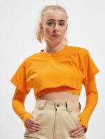 Le haut court Couture Club avec un imprimé gothique superposé en orange