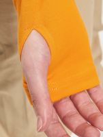 Le haut court Couture Club avec un imprimé gothique superposé en orange