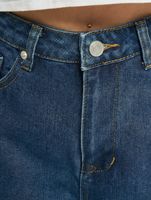 Missguided Petite Gerade geschnittene Jeans mit Schlitz am Oberschenkel und Knie, blau