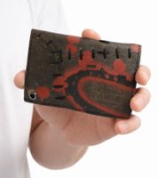 Portefeuille en cuir TEXAS GAINSAW MASSAGRE à motif moucheté rouge, boutons-pression métalliques et chaîne. Style gothique rock. LW104782TCM Noir/Rouge