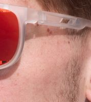 adidas Sport Herren Sonnen-Brille mit rot/orangenen Gläsern und transparenten Bügeln Lauf-Brille EW36 Transparent