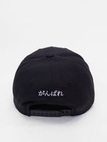 Casquette ajustable FOKUS x DEF Snapback élégante au quotidien, disponible en noir/rouge ou noir/blanc