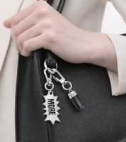 Trendiges Calvin Klein Charm-Set Downtown Edelstahl-Anhänger mit kontrastfarbigen Harz und MORE-Schriftzug Taschen-Accessoires 7x1,3cm KJJCBA090100 Silber/Schwarz