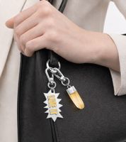 Schickes Calvin Klein Charm-Set Downtown Edelstahl-Anhänger mit kontrastfarbigen Harz und LIVE IT-Schriftzug Taschen-Accessoires 7x1,3cm KJJCJA090100 Silber/Gelb