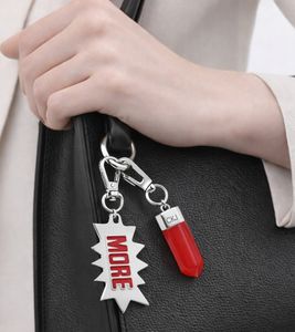 Stylisches Calvin Klein Charm-Set Downtown Edelstahl-Anhänger mit kontrastfarbigen Harz und MORE-Schriftzug Taschen-Accessoires 7x1,3cm KJJCRA090100 Silber/Rot