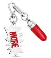 Stylisches Calvin Klein Charm-Set Downtown Edelstahl-Anhänger mit kontrastfarbigen Harz und MORE-Schriftzug Taschen-Accessoires 7x1,3cm KJJCRA090100 Silber/Rot