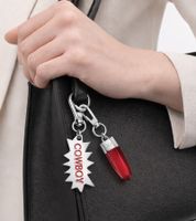 Edles Calvin Klein Charm-Set Downtown Edelstahl-Anhänger mit kontrastfarbigen Harz und COWBOY-Schriftzug Taschen-Accessoires 7x1,3cm KJJCRA090200 Silber/Rot