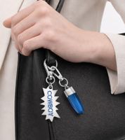 Modisches Calvin Klein Charm-Set Downtown Edelstahl-Anhänger mit kontrastfarbigen Harz und COWBOY-Schriftzug Taschen-Accessoires 7x1,3cm KJJCLA090300 Silber/Blau