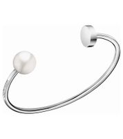 Moderner Calvin Klein Damen Armreif Edelstahl-Armband mit cremeweißer Kugel und silberfarbener Metallscheibe Arm-Schmuck Größe XS KJ9RMF0403 Silber