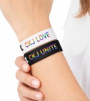 Pack de 2 pulseras Calvin Klein Slap con los logotipos "CKJ Unite" y "CKJ Love", 20,5 cm, KJJLDB850300, Negro/Blanco