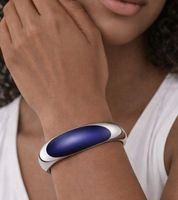 Bracelet jonc Calvin Klein pour femme avec pierre ovale, acier inoxydable, référence KJ3Q, coloris argent/blanc ou argent/bleu