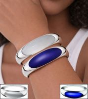 Bracelet jonc Calvin Klein pour femme avec pierre ovale, acier inoxydable, référence KJ3Q, coloris argent/blanc ou argent/bleu
