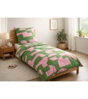 Cómodo juego de cama de 2 piezas con estampado gráfico, compuesto por una funda de almohada (80 x 80 cm) y una funda nórdica (135 x 200 cm), de algodón sostenible, color verde/rosa.