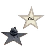 Pack de 2 broches Calvin Klein con diseño de estrella, de acero inoxidable y esmalte KJJNDH200, en amarillo/azul marino/plata o plata/dorado/blanco