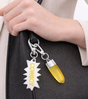 Ensemble de breloques Calvin Klein Downtown : Pendentifs en acier inoxydable avec résine contrastante et logo COWBOY - Accessoires de sac - 7 x 1,3 cm - Jaune, Rouge ou Bleu