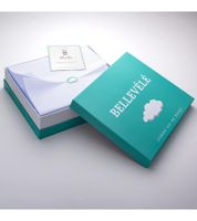 Ensemble de literie Bellevélé 3 pièces confortable en coton et bambou, composé de deux taies d'oreiller (80 x 80 cm) et d'une housse de couette (200 x 200 cm). Parure de lit en coton durable, coloris violet.