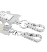 Ensemble de breloques Calvin Klein Downtown : Pendentifs en acier inoxydable avec résine contrastante et logo « MORE » - Accessoires de sac - 7 x 1,3 cm - Argent/Blanc ou Argent/Rouge