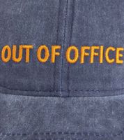 aussagekräftige ZWILLINGSHERZ Classic Base-Cap mit OUT OF OFFICE Schriftzug Baumwoll-Cap justierbare Cappy Schirm-Mütze 4603M K5404-3 Navy-Blau
