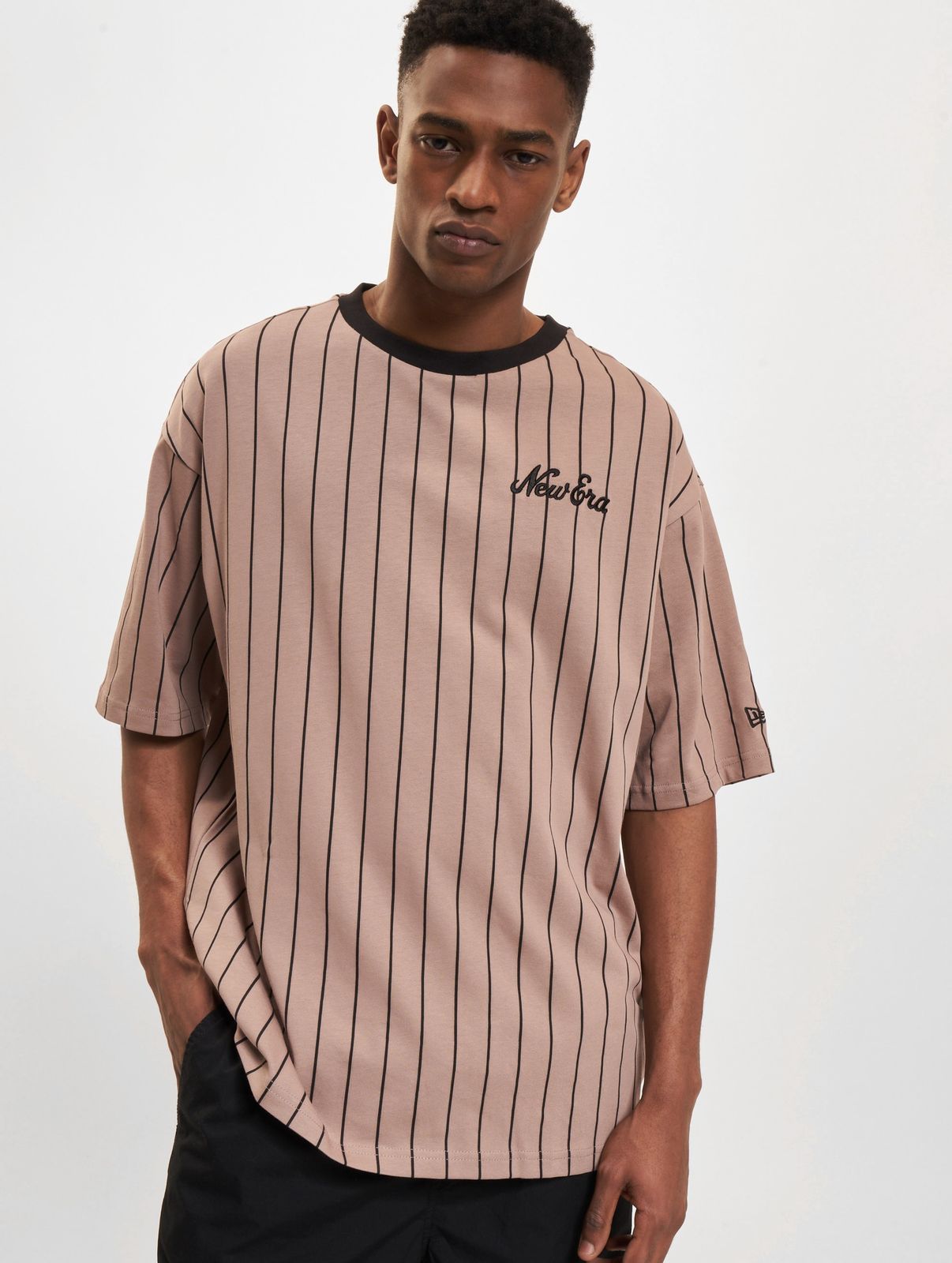 lässiges New Era Herren T-Shirt Braun