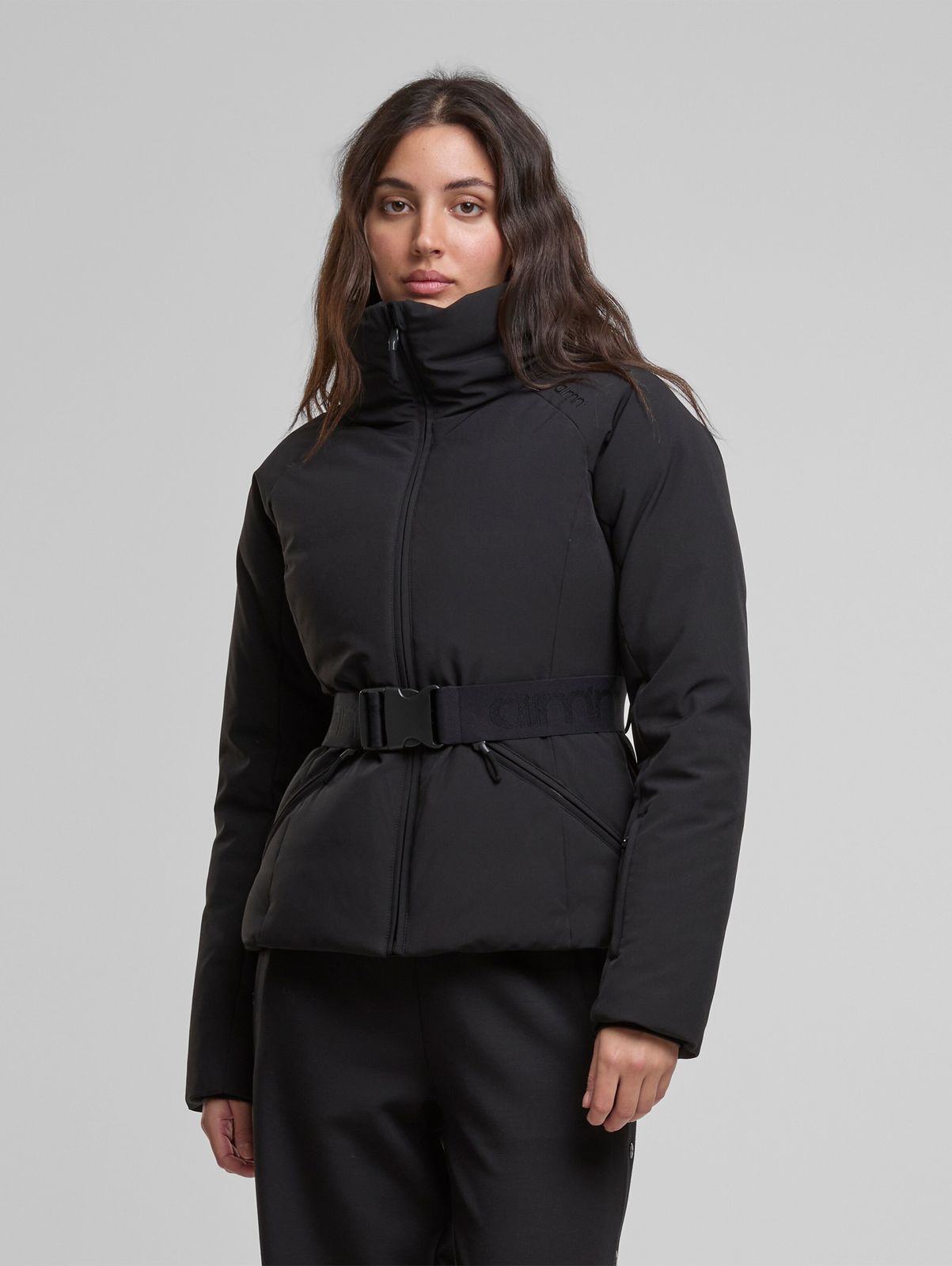 Elegante giacca elasticizzata da donna Aim'n, nera
