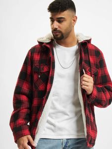 Chaqueta informal para hombre de la marca Brandit con cordón ajustable y capucha, de algodón, color rojo/negro.