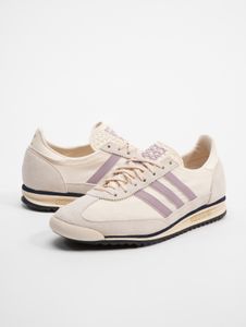 Zapatillas modernas Adidas para mujer, color beige.