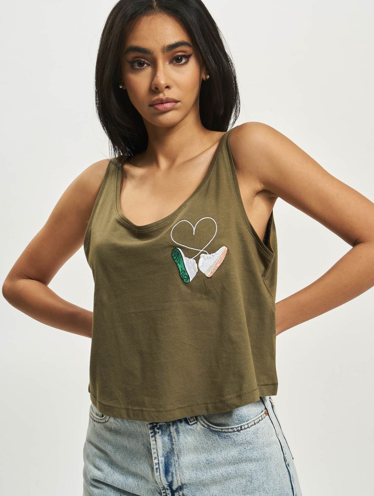 T-shirt da donna moderna Mister Tee a coste in cotone, color kaki