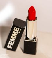 Visionärer FEMINIVES Femme Beauty Satin-Lippenstift mit kräftigem Rot Make-up Kosmetik-Produkt Schminke Tierversuchsfrei 3,5gr Schwarz/Rot