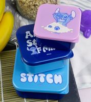Coffret Cadeau Disney Stitch avec 9 Articles pour Fans – 4 Gobelets, 1 Mug en Porcelaine, 3 Boîtes à Déjeuner et 1 Planche à Plateau