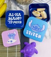 Coffret Cadeau Disney Stitch avec 9 Articles pour Fans – 4 Gobelets, 1 Mug en Porcelaine, 3 Boîtes à Déjeuner et 1 Planche à Plateau