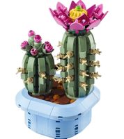 Cactus LEGO en plena floración y un cactus más pequeño con capullos en diferentes etapas de apertura. Set LEGO **Grado B – probado y completamente funcional** Multicolor