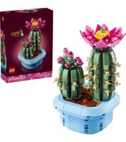 Cactus LEGO en plena floración y un cactus más pequeño con capullos en diferentes etapas de apertura. Set LEGO **Grado B – probado y completamente funcional** Multicolor