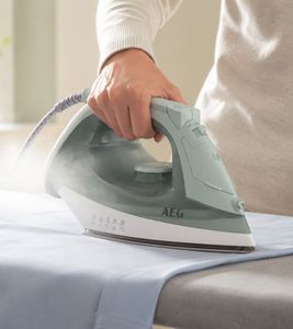AEG Dampfbügeleisen mit antihaftbeschichteter Bügelsohle und einem Wassertank mit 200 ml Fassungsvermögen Bügeleisen 2000W **B-Ware – geprüft & funktionell einwandfrei** Weiß/Hell-Grün