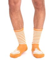 2 Paar TASTIQ Damen-Socken Kinder-Socken Baumwoll-Socken mit Latte Macchiato-Print Weihnachts-Geschenk für Kaffee-Liebhaber lange Strümpfe in stylischer Kaffeebecher-Geschenkbox Braun/Schwarz