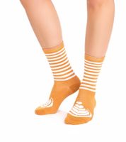 2 Paar TASTIQ Damen-Socken Kinder-Socken Baumwoll-Socken mit Latte Macchiato-Print Weihnachts-Geschenk für Kaffee-Liebhaber lange Strümpfe in stylischer Kaffeebecher-Geschenkbox Braun/Schwarz